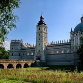 Zamek od strony zachodniej z dawną bramą wjazdową (2009)